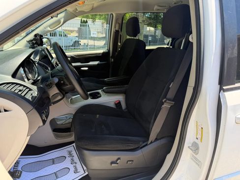Used 2016 Dodge Grand Caravan SXT FWD image 10