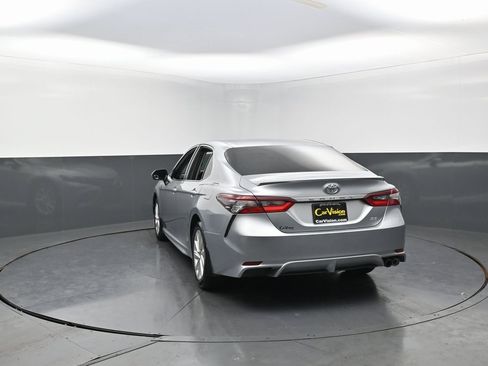 Used 2021 Toyota Camry SE image 3