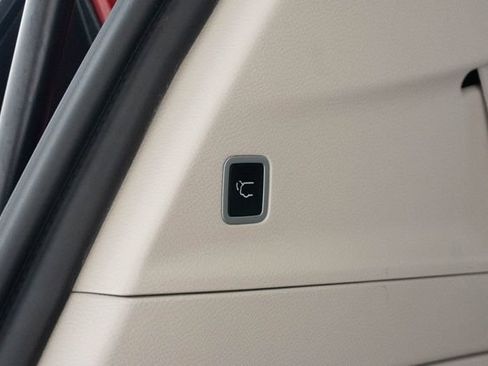 Used 2024 Chrysler Pacifica Touring-L FWD image 23