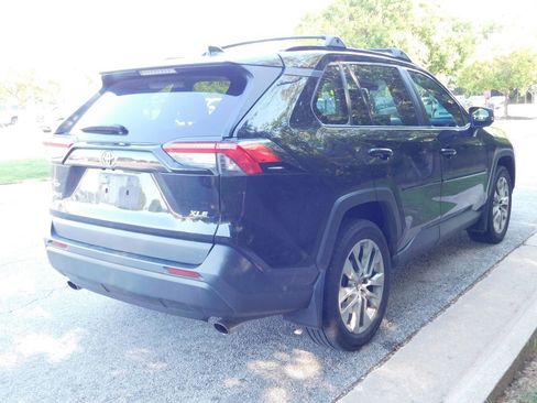 Used 2020 Toyota RAV4 XLE Premium FWD image 4
