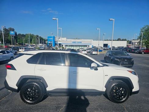 Used 2021 Toyota RAV4 XLE w/ Convenience Package image 9