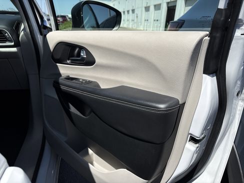 Used 2023 Chrysler Pacifica Touring-L FWD image 29