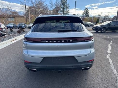 Used 2024 Porsche Cayenne w/ Premium Package image 4