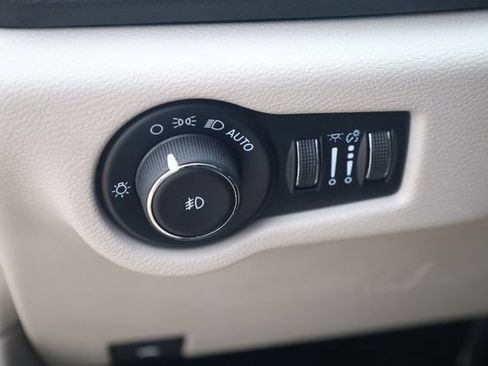 Used 2024 Chrysler Pacifica Touring-L FWD image 11