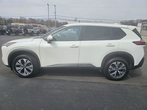 Used 2023 Nissan Rogue SV image 2