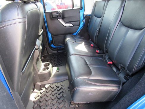 Used 2016 Jeep Wrangler Unlimited Sahara w/ Connectivity Group AWD/4WD image 34
