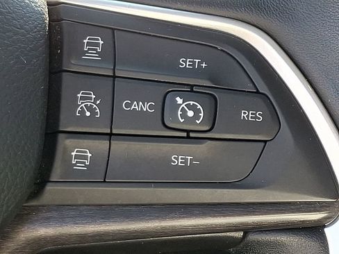 Used 2022 Jeep Grand Cherokee Limited image 23