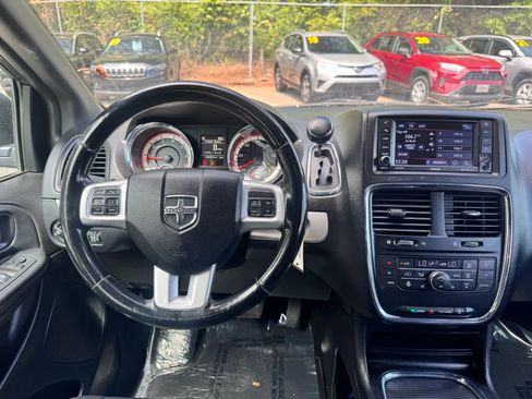Used 2018 Dodge Grand Caravan GT FWD image 19