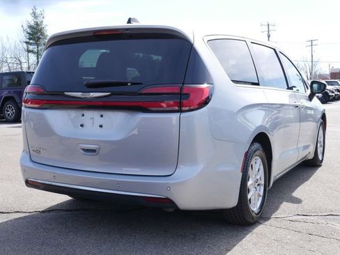 Used 2023 Chrysler Pacifica Touring-L image 5