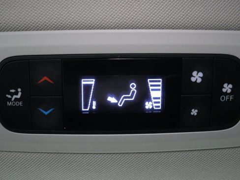 Used 2023 Chrysler Voyager LX image 24