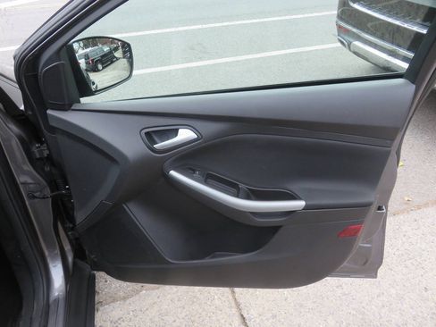 Used 2014 Ford Focus SE w/ Equipment Group 201A FWD image 26