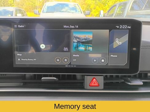 Used 2025 Kia Carnival EX FWD image 15