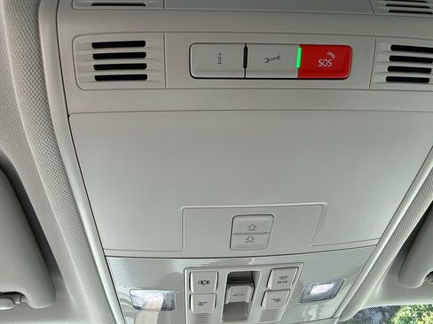 Used 2023 Volkswagen Taos SE w/ Panoramic Sunroof Package FWD image 16