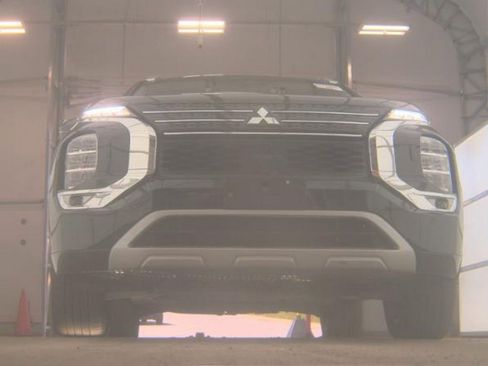 Used 2023 Mitsubishi Outlander SEL AWD/4WD image 3