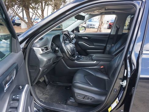 Used 2021 Toyota Highlander XLE FWD image 2