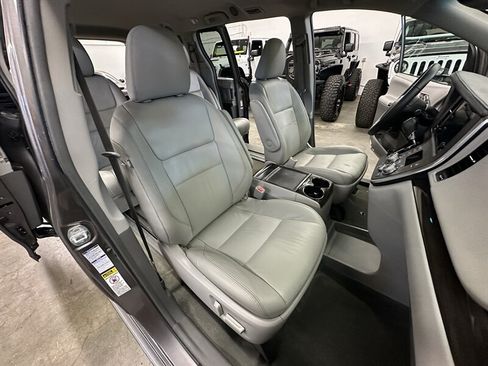 Used 2017 Toyota Sienna XLE w/ XLE Navigation Package AWD/4WD image 37