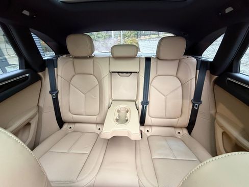 Certified 2025 Porsche Macan image 24