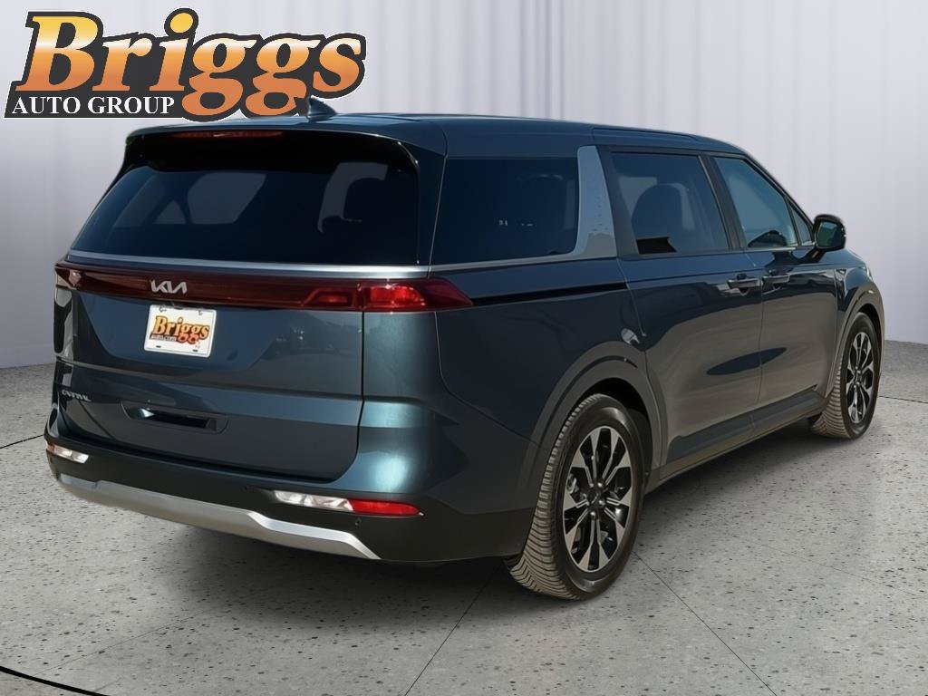 Used 2023 Kia Carnival EX FWD image 5