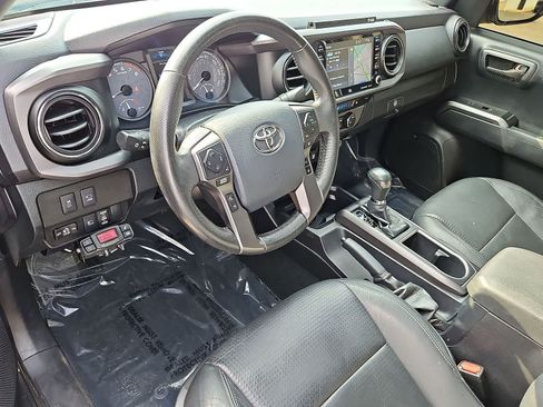 Used 2020 Toyota Tacoma TRD Sport w/ TRD Premium Sport Package AWD/4WD image 16