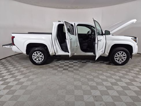 Used 2025 Toyota Tacoma SR5 AWD/4WD image 9