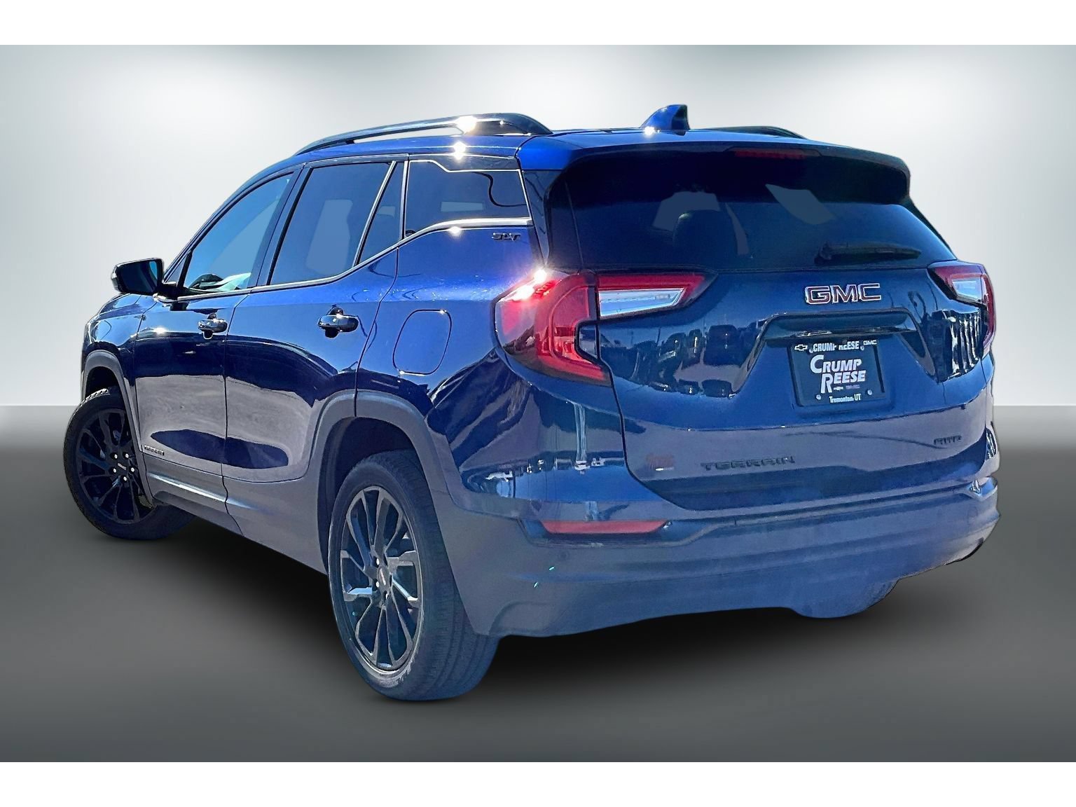 Used 2023 GMC Terrain SLT w/ Tech Package AWD/4WD image 4