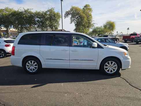 Used 2013 Chrysler Town & Country Touring image 4