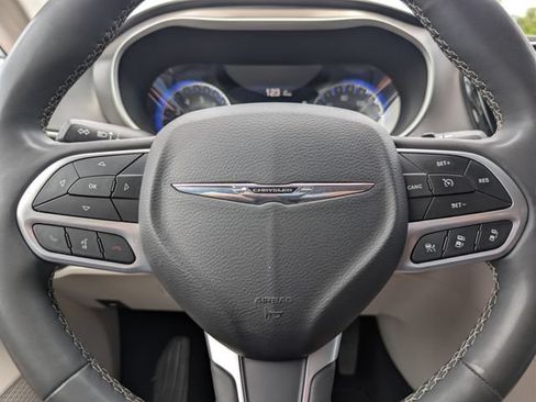 Used 2023 Chrysler Pacifica Touring-L FWD image 23