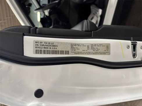 Used 2025 Jeep Grand Cherokee Laredo w/ Luxury Tech Group I image 27