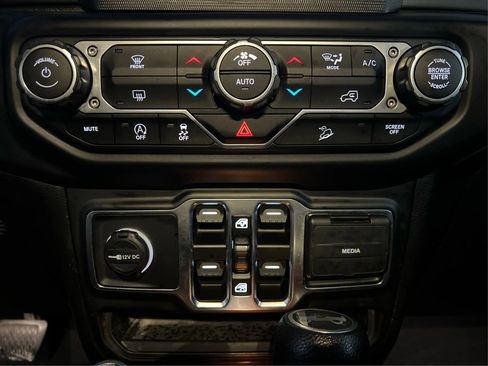 Used 2020 Jeep Wrangler Unlimited Sahara image 29