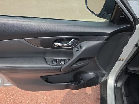 Used 2019 Nissan Rogue SV AWD/4WD image 10