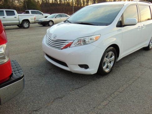 Used 2016 Toyota Sienna LE image 16