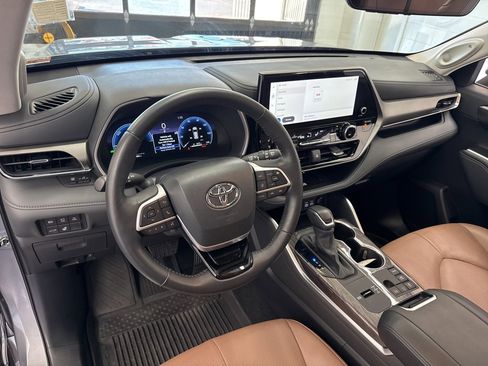 Certified 2025 Toyota Highlander Limited image 18