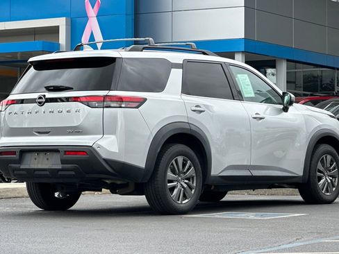 Used 2022 Nissan Pathfinder SV image 3