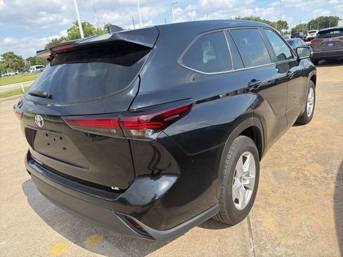 Used 2025 Toyota Highlander LE FWD image 5