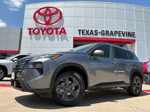 Used 2026 Nissan Rogue SV FWD image 2