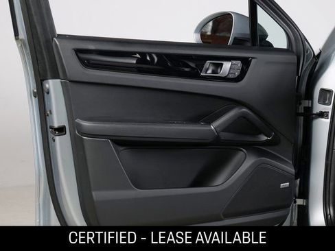 Used 2022 Porsche Cayenne Coupe image 28