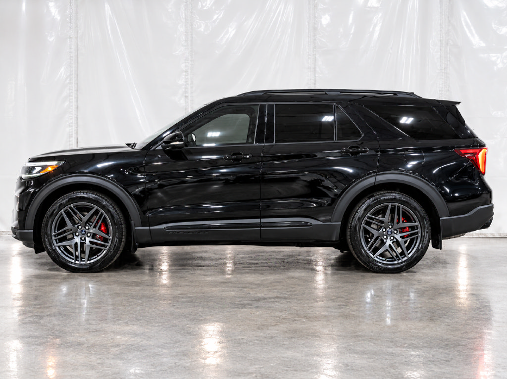 Used 2025 Ford Explorer ST AWD/4WD image 2