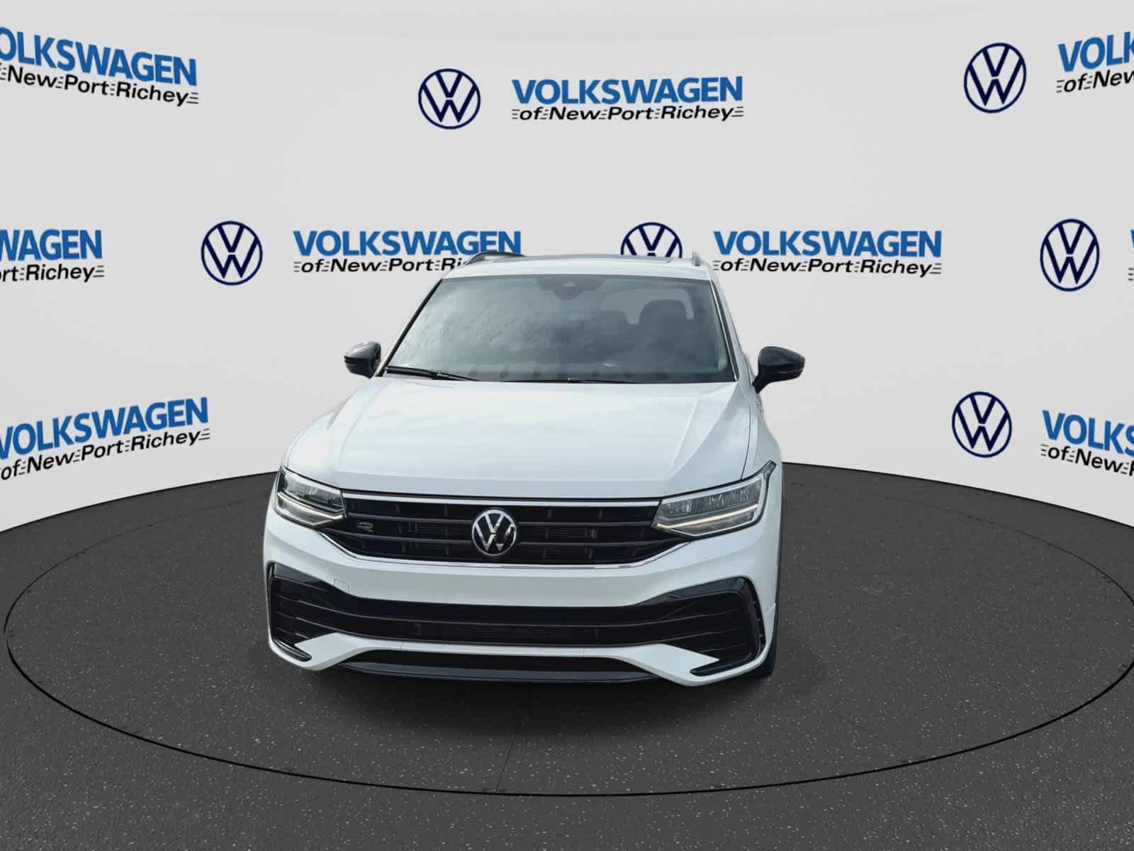 Used 2024 Volkswagen Tiguan SE R-Line FWD image 3