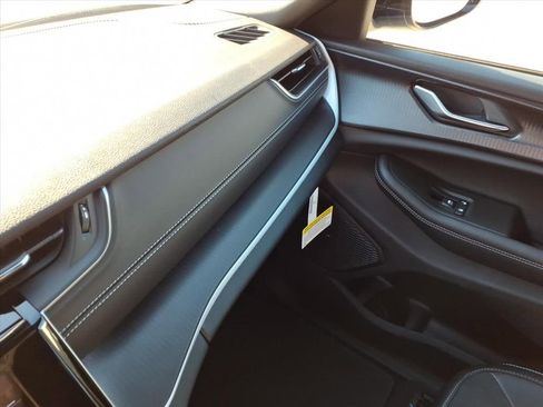 New 2025 Jeep Grand Cherokee L Altitude image 30