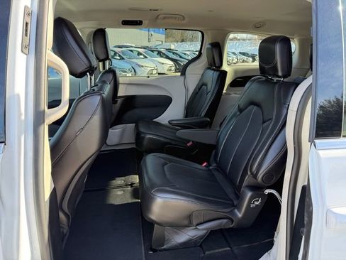 Used 2024 Chrysler Pacifica Touring-L image 4