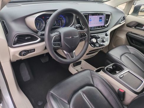 Used 2023 Chrysler Pacifica Touring-L FWD image 17