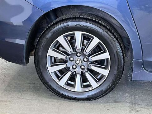 Used 2018 Toyota Sienna XLE image 8