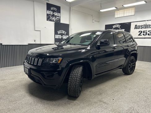 Used 2018 Jeep Grand Cherokee Altitude AWD/4WD image 3