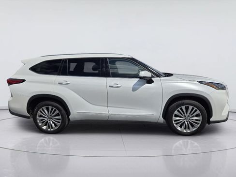 Used 2023 Toyota Highlander Platinum FWD image 4