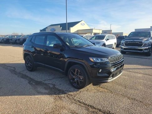 New 2026 Jeep Compass Latitude image 18