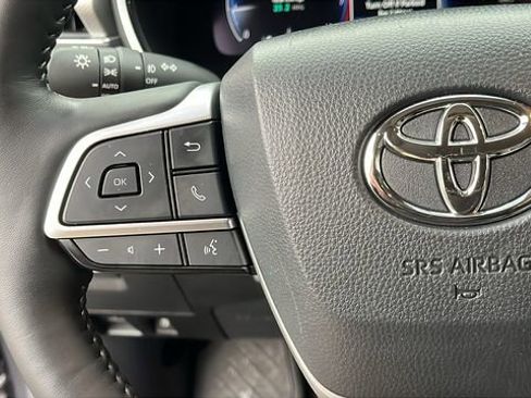 Used 2024 Toyota Highlander Platinum image 9
