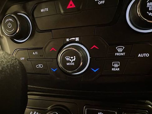 Used 2018 Jeep Renegade Latitude AWD/4WD image 11