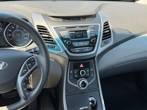 Used 2015 Hyundai Elantra SE image 18