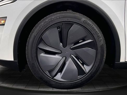 Used 2026 Tesla Model Y AWD image 9