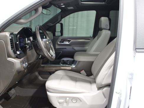 Used 2024 Chevrolet Silverado 3500 LT w/ Convenience Package RWD image 3